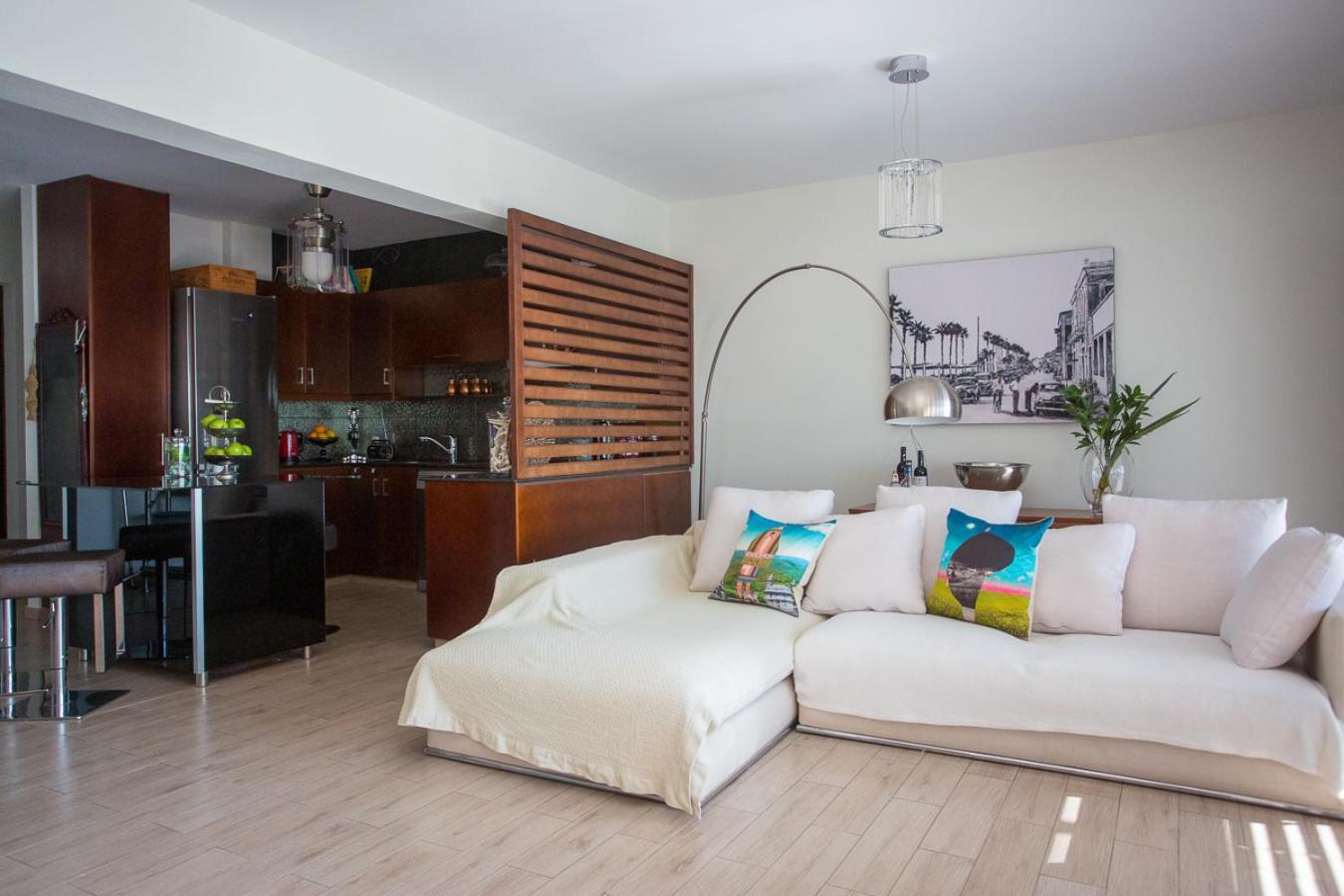 Penthouse Duplex Overlooking The Mediterranean Larnaca Buitenkant foto